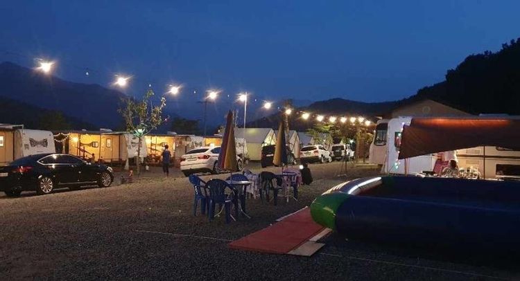 산청 경호강변오토캠핑장 — 경남 산청의 오토캠핑 · 글램핑 · 펜션 전경